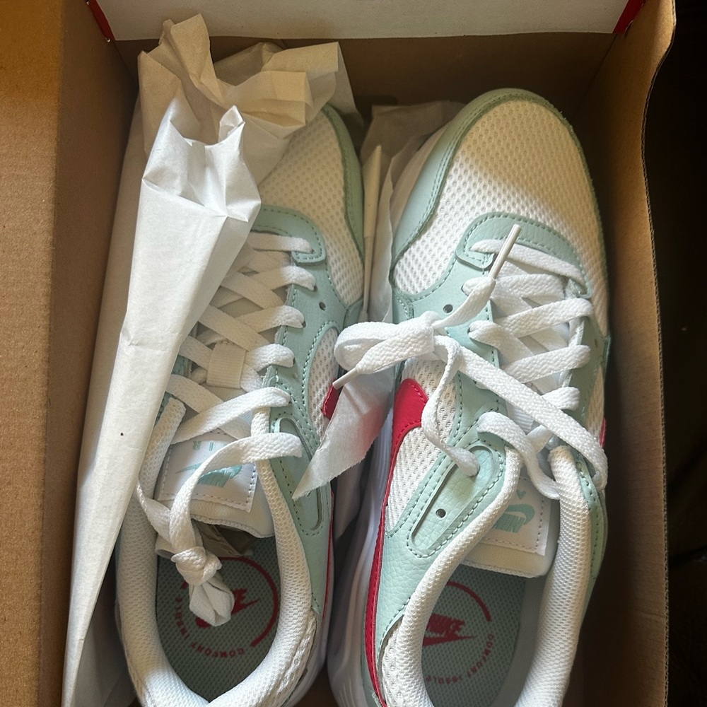 Brand new women’s air max size 8